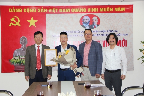 Chi bộ cơ quan Hiệp hội Công nghiệp môi trường Việt Nam kết nạp đảng viên mới