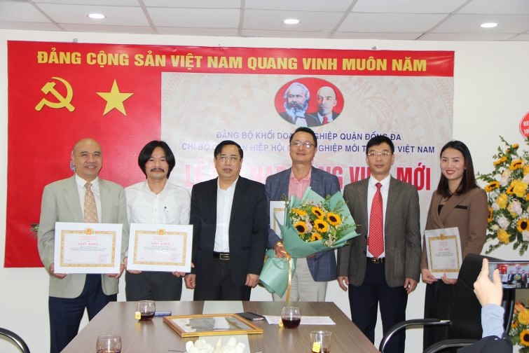 Chi bộ cơ quan Hiệp hội Công nghiệp môi trường Việt Nam tổ chức kết nạp đảng viên mới cho đồng chí Trần Quang Chiến