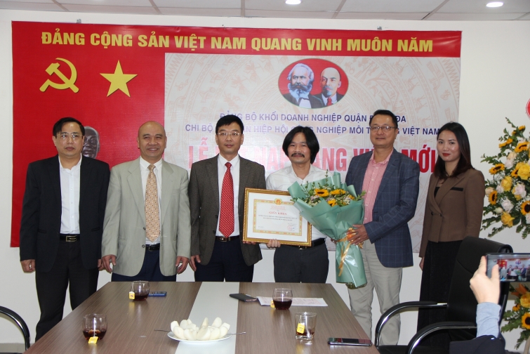 Chi bộ cơ quan Hiệp hội Công nghiệp môi trường Việt Nam tổ chức kết nạp đảng viên mới cho đồng chí Trần Quang Chiến