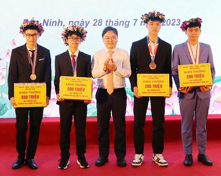 Bắc Ninh khen thưởng giáo viên bồi dưỡng và học sinh giỏi đoạt giải khu vực, quốc tế năm 2023 ** đăng 29/7