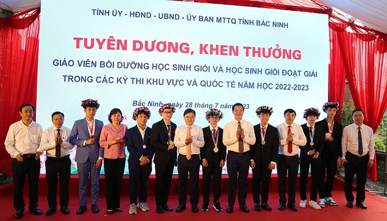 Bắc Ninh khen thưởng giáo viên bồi dưỡng và học sinh giỏi đoạt giải khu vực, quốc tế năm 2023 ** đăng 29/7
