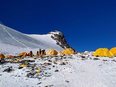 Xu hướng "sống xanh" lan tới đỉnh núi cao nhất thế giới