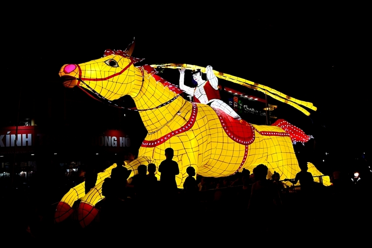 Có gì trong lễ rước đèn Trung thu lớn nhất Việt Nam năm nay
