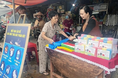 Người phụ nữ kiên trì đưa túi nilon tự hủy vào chợ truyền thống