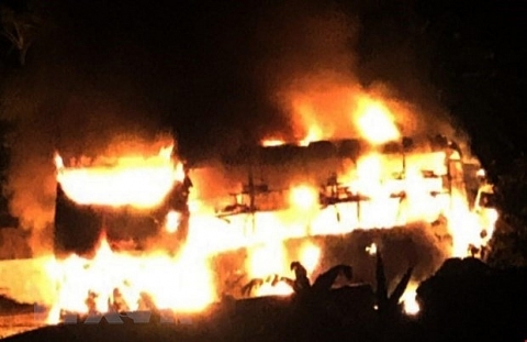 Đắk Lắk: Xe giường nằm bốc cháy dữ dội