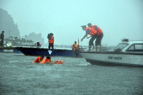 Khánh Hòa: Nỗ lực cứu nạn 2 ngư dân mắc kẹt ở Lạch Cổ Cò