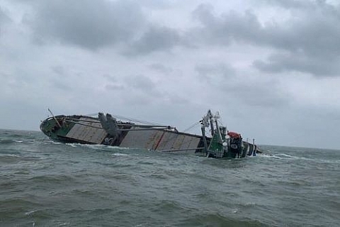 Khẩn cấp ứng phó tràn dầu tàu Thái Lan chìm trên biển Hà Tĩnh