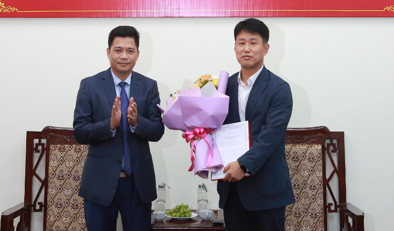 Trao Giấy chứng nhận đăng ký đầu tư cho dự án Solum Electronics Việt Nam