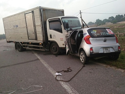Hai người tử vong sau va chạm giữa ôtô tải và taxi