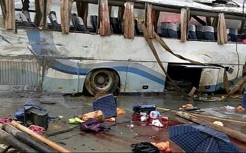 Xe bus va chạm với xe tải ở Trung Quốc, 69 người thương vong
