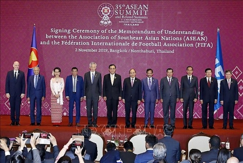 Thủ tướng Nguyễn Xuân Phúc dự Lễ ký Bản ghi nhớ giữa ASEAN và FIFA