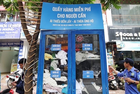 Ấm lòng với loạt tủ đồ miễn phí xuất hiện trên nhiều tuyến phố Hà Nội