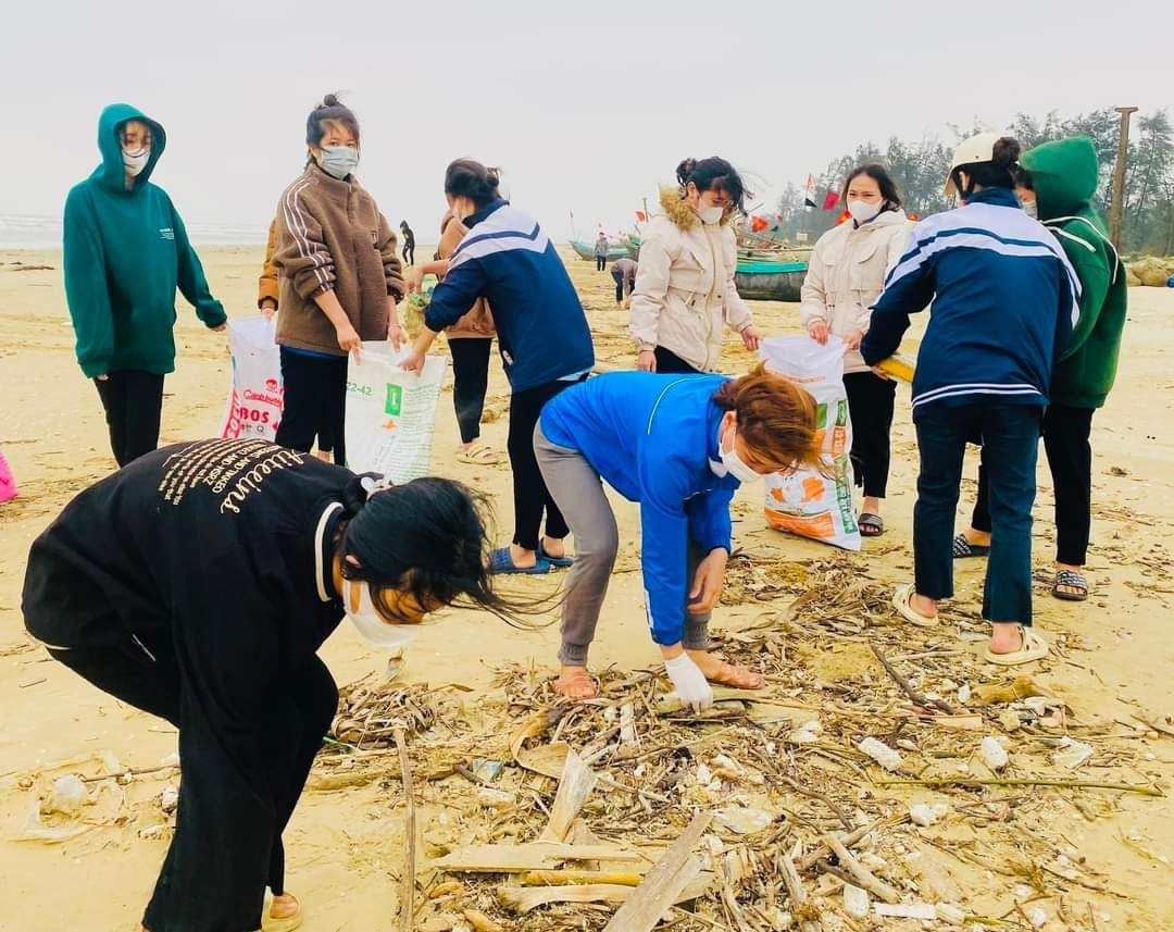 Đoàn viên thanh niên Hà Tĩnh sôi nổi ra quân làm sạch môi trường bờ biển