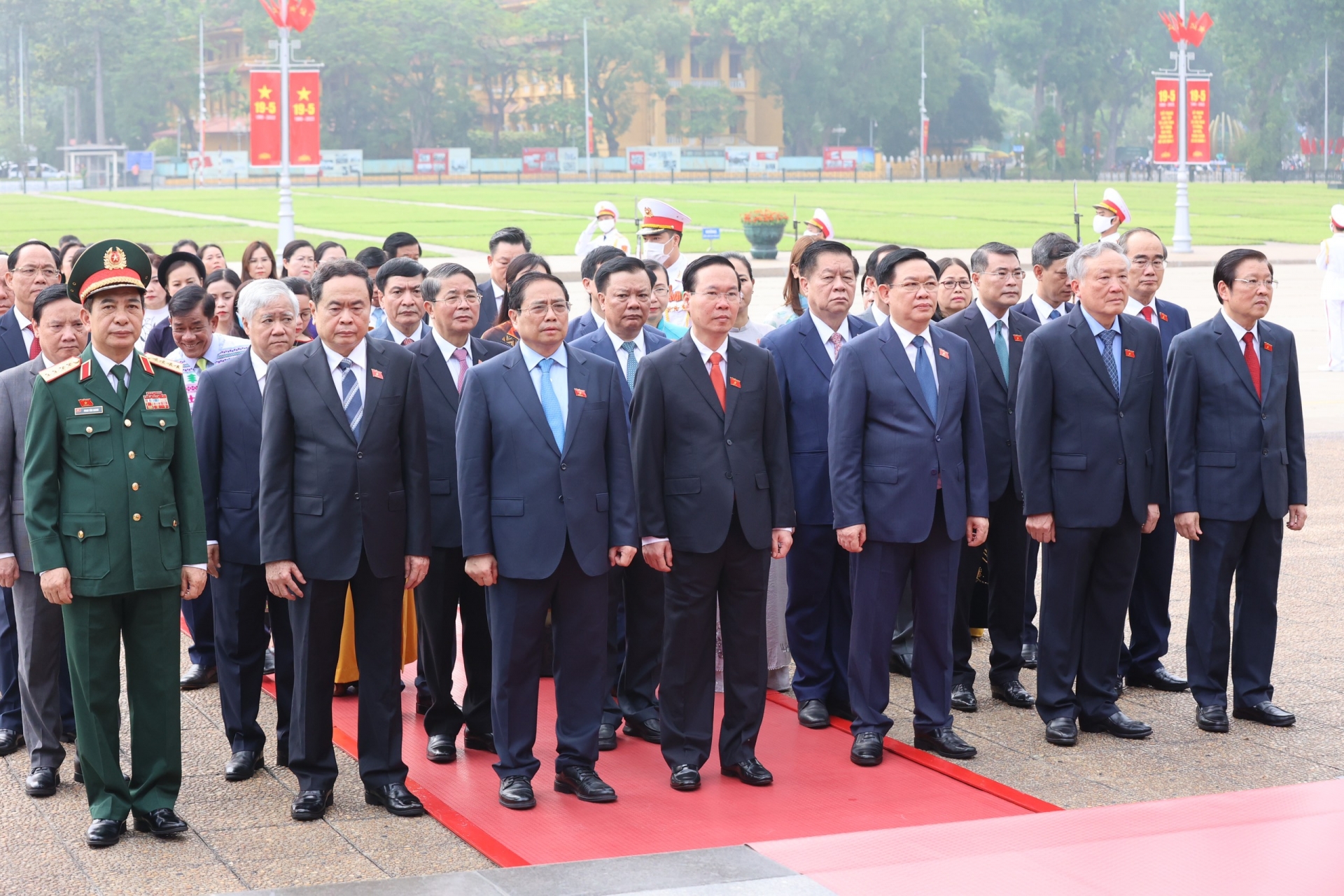 Đại biểu Quốc hội tham dự kỳ họp thứ năm, khóa XV vào Lăng viếng Chủ tịch Hồ Chí Minh