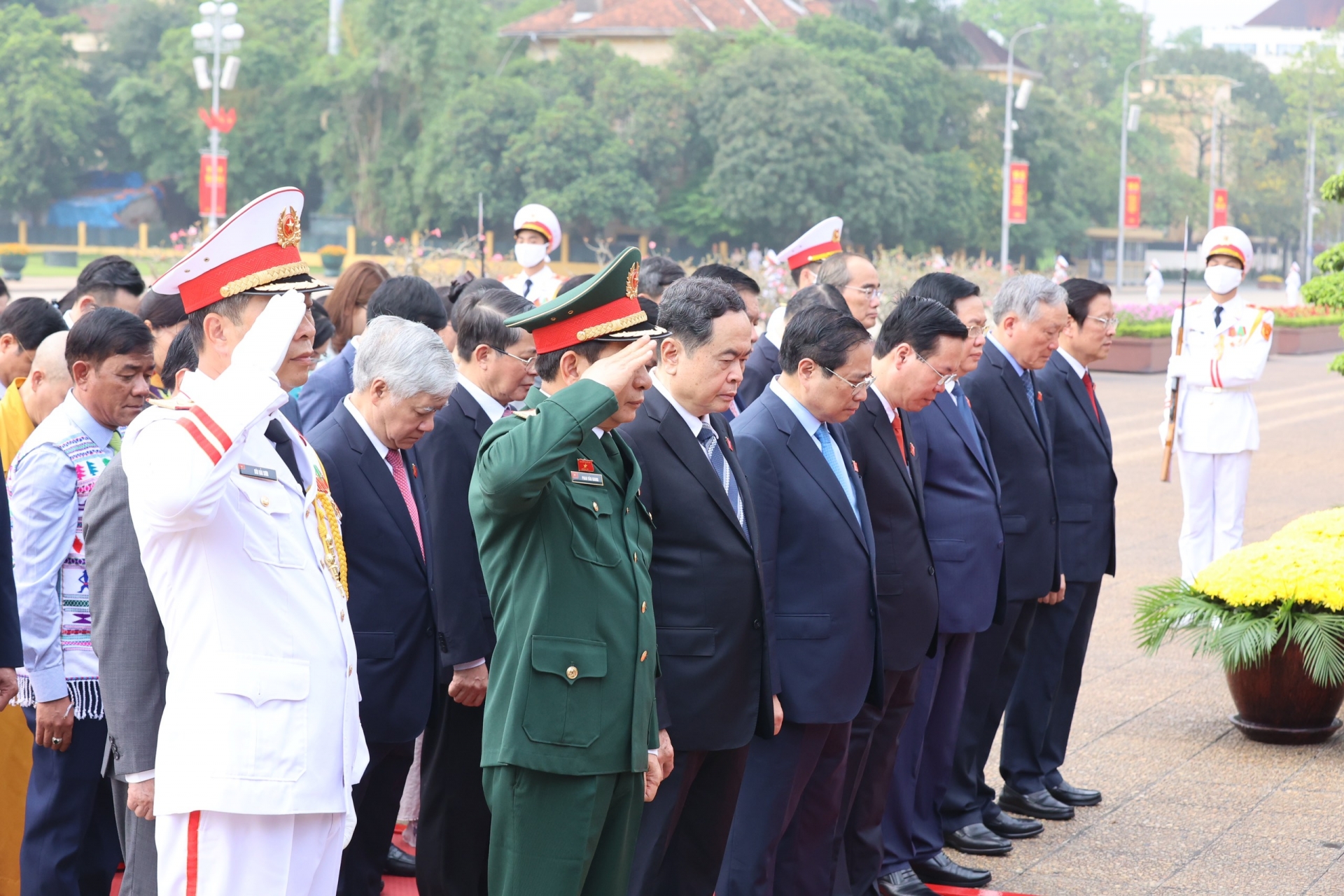 Đại biểu Quốc hội tham dự kỳ họp thứ năm, khóa XV vào Lăng viếng Chủ tịch Hồ Chí Minh