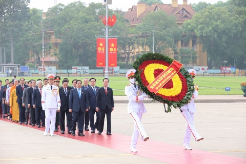 Đại biểu Quốc hội tham dự kỳ họp thứ năm, khóa XV vào Lăng viếng Chủ tịch Hồ Chí Minh