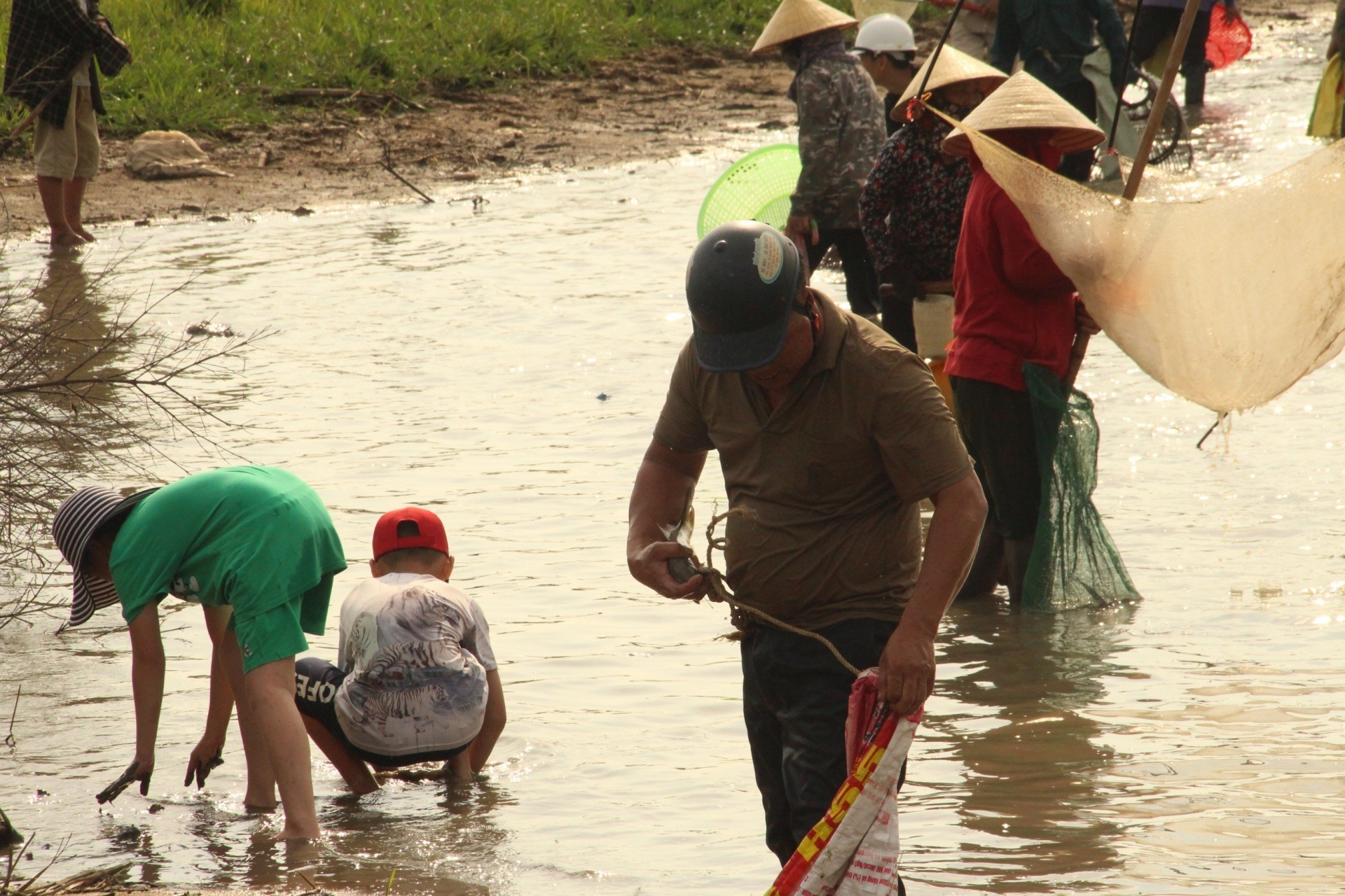Sôi động lễ hội bắt cá ở Hà Tĩnh