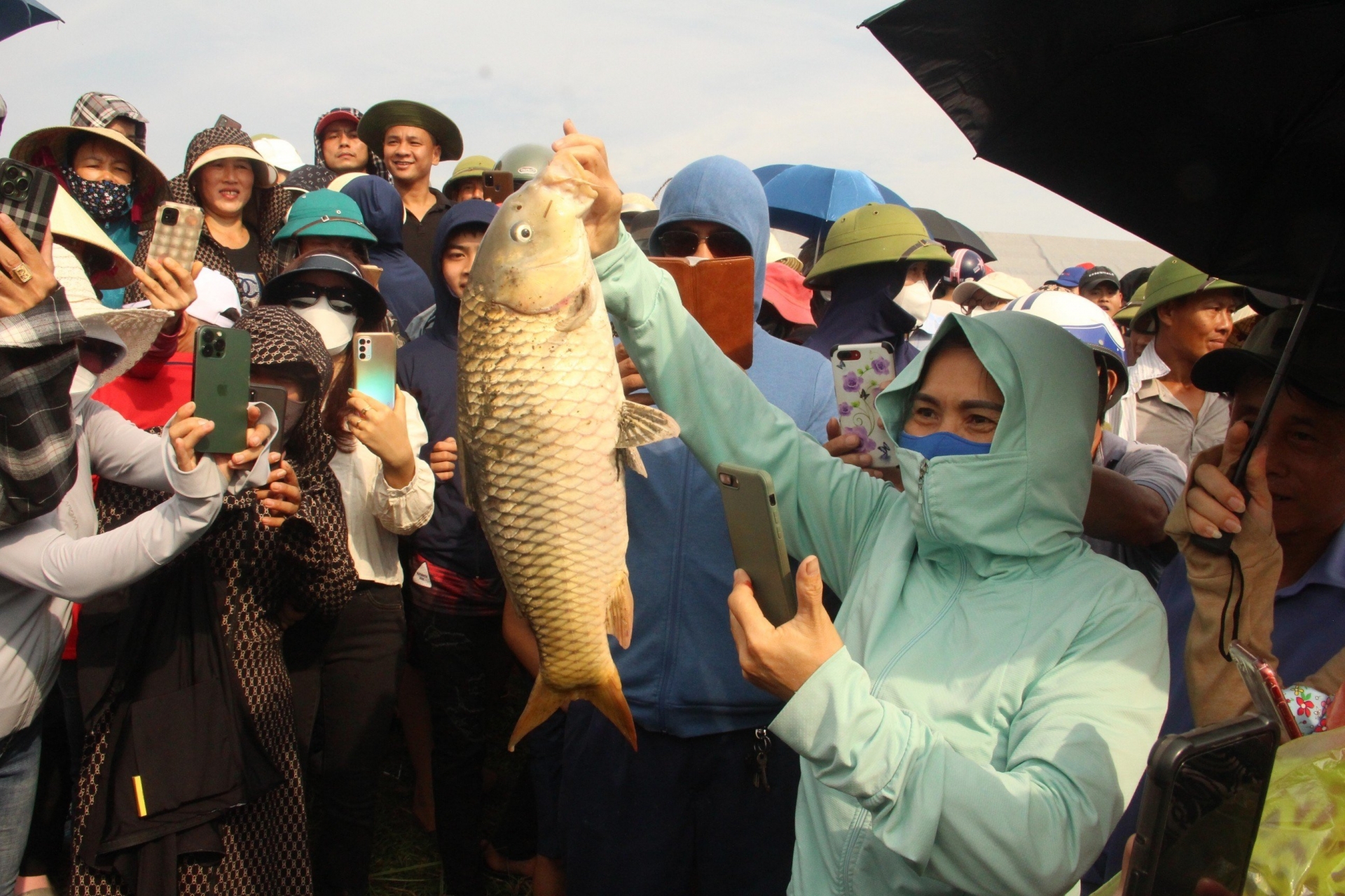 Sôi động lễ hội bắt cá ở Hà Tĩnh