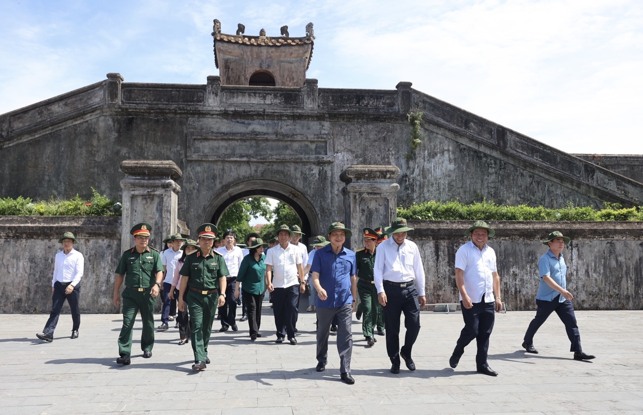 Phó Thủ tướng Chính phủ Lê Minh Khái dâng hương, tri ân các anh hùng liệt sĩ tại Quảng Trị