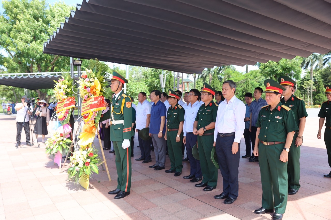 Phó Thủ tướng Chính phủ Lê Minh Khái dâng hương, tri ân các anh hùng liệt sĩ tại Quảng Trị