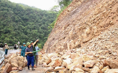 Mưa lớn kéo dài gây sạt lở tại huyện miền núi ở Nghệ An