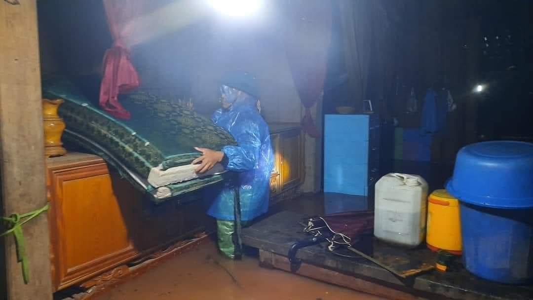 Quảng Bình mưa lớn kéo dài gây ngập úng chia cắt nhiều bản làng, người dân di dời trong đêm Quảng Bình mưa lớn kéo dài gây ngập úng chia cắt nhiều bản làng, người dân di dời trong đêm