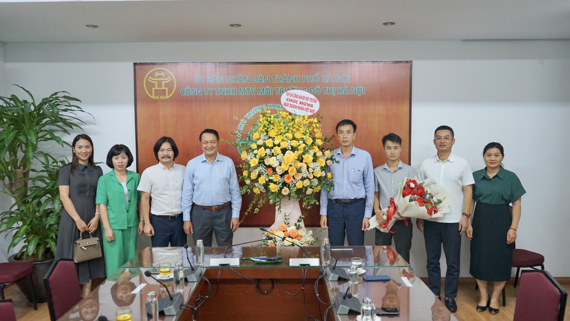 Tạp chí Công nghiệp môi trường kết nối doanh nghiệp, tặng quà cho người lao động tại Urenco Hà Nội