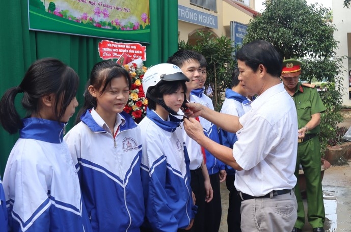 Đắk Lắk: Trao tặng mũ bảo hiểm cho học sinh tại hai huyện Buôn Đôn và Ea Súp