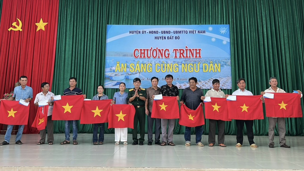 Bà Rịa-Vũng Tàu: Lãnh đạo huyện Đất Đỏ  trao cờ tổ quốc và 50 suất quà cho chủ phương tiện và ngư dân