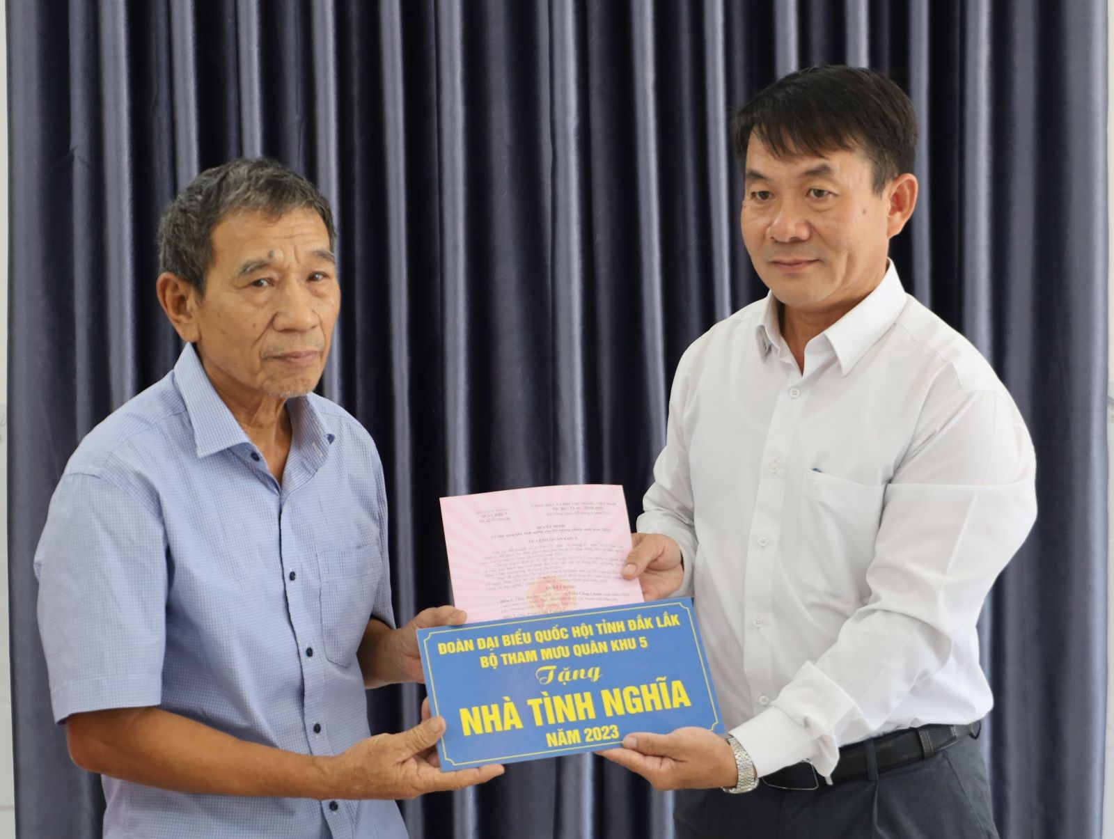 Trao tặng nhà tình nghĩa cho gia đình chính sách có hoàn cảnh khó khăn Trao tặng nhà tình nghĩa cho gia đình chính sách có hoàn cảnh khó khăn