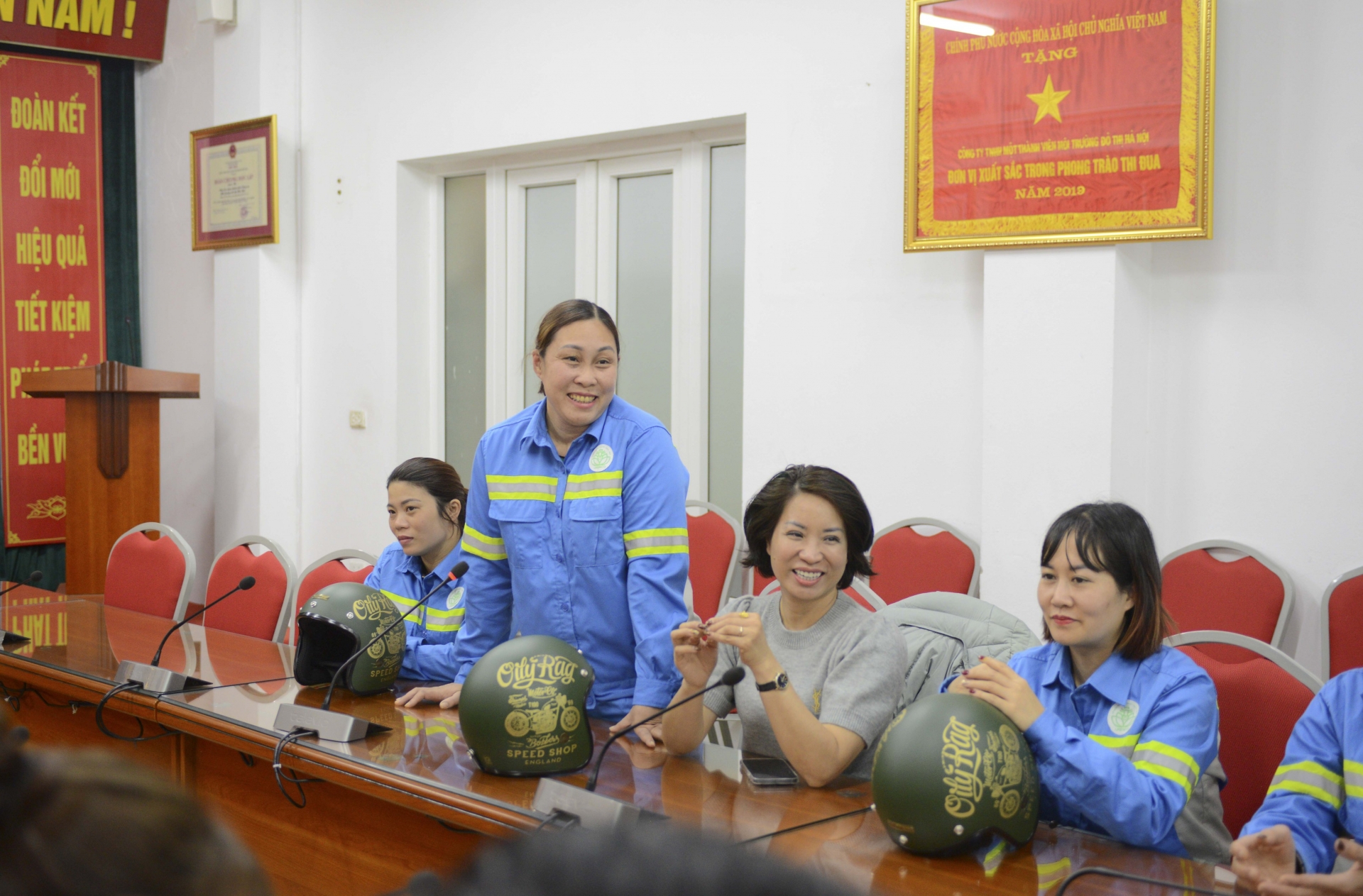 Hiệp hội Công nghiệp môi trường Việt Nam trao tặng 100 mũ bảo hiểm cho Công ty TNHH MTV Môi trường Đô thị Hà Nội