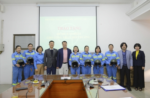 Hiệp hội Công nghiệp môi trường Việt Nam trao tặng 100 mũ bảo hiểm cho Công ty TNHH MTV Môi trường Đô thị Hà Nội