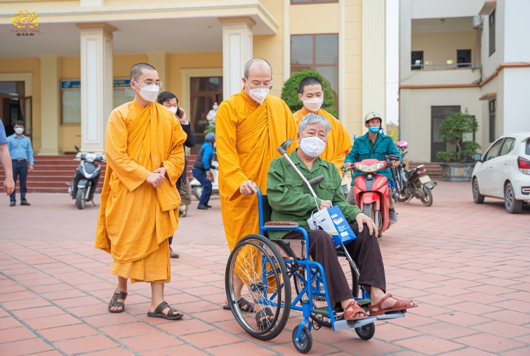 Chùa Ba Vàng cùng quỹ “Bầu ơi” lan tỏa giá trị yêu thương đến những người có hoàn cảnh khó khăn Chùa Ba Vàng cùng quỹ “Bầu ơi” lan tỏa giá trị yêu thương đến những người có hoàn cảnh khó khăn
