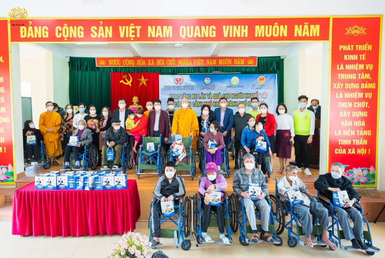 Chùa Ba Vàng cùng quỹ “Bầu ơi” lan tỏa giá trị yêu thương đến những người có hoàn cảnh khó khăn Chùa Ba Vàng cùng quỹ “Bầu ơi” lan tỏa giá trị yêu thương đến những người có hoàn cảnh khó khăn