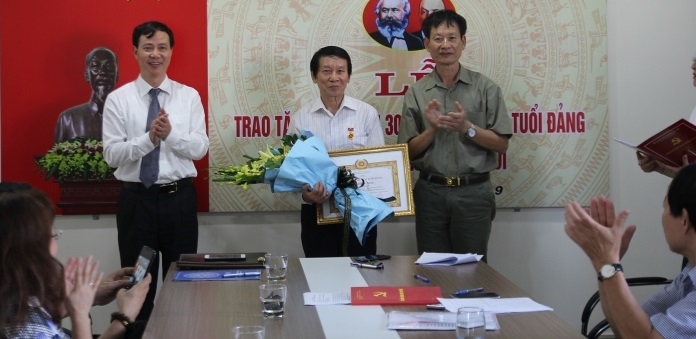 Đảng ủy khối Công nghiệp Hà Nội trao Huy hiệu 30 năm, 40 năm tuổi Đảng cho đảng viên Chi bộ Hiệp hội Công nghiệp môi trường