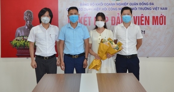 Chi bộ cơ quan Hiệp hội Công nghiệp môi trường Việt Nam tổ chức kết nạp đảng viên mới