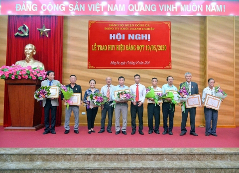 Hai đảng viên Chi bộ cơ quan Hiệp hội Công nghiệp môi trường Việt Nam nhận Huy hiệu 30 năm tuổi đảng