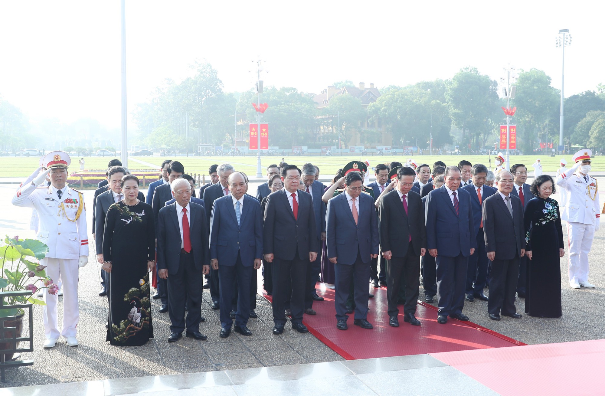 Lãnh đạo Đảng, Nhà nước vào lăng viếng Chủ tịch Hồ Chí Minh - Ảnh 3.