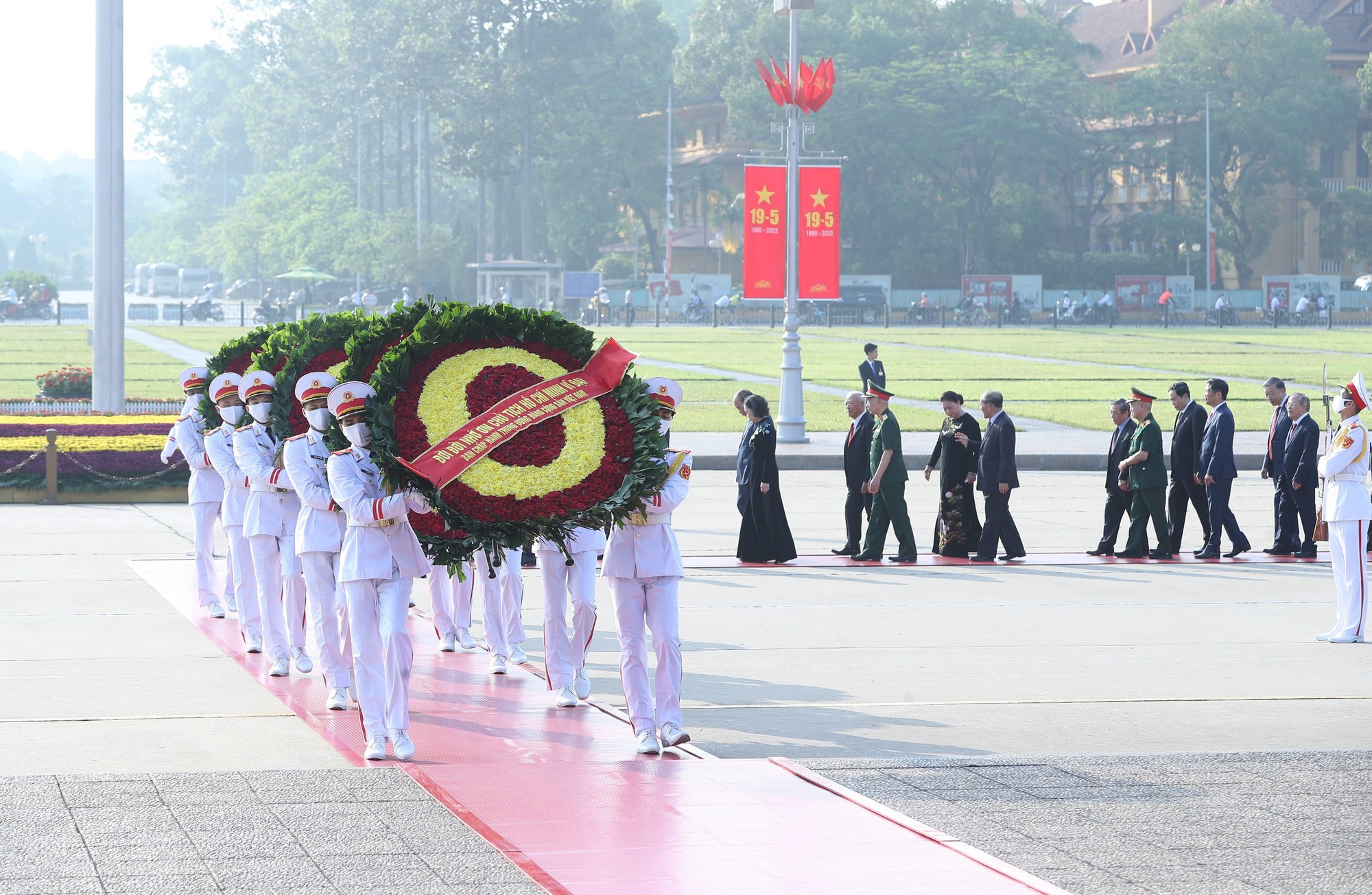 Lãnh đạo Đảng, Nhà nước vào lăng viếng Chủ tịch Hồ Chí Minh - Ảnh 2.