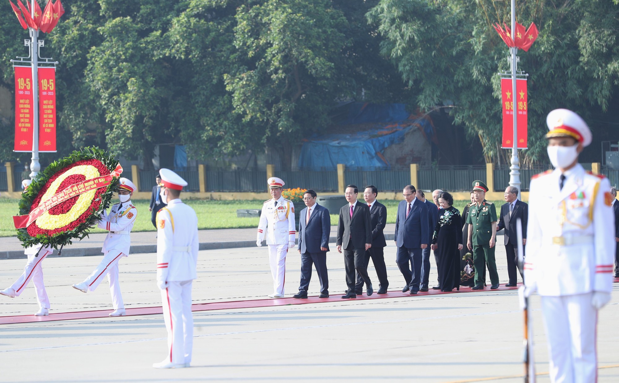 Lãnh đạo Đảng, Nhà nước vào lăng viếng Chủ tịch Hồ Chí Minh - Ảnh 1.