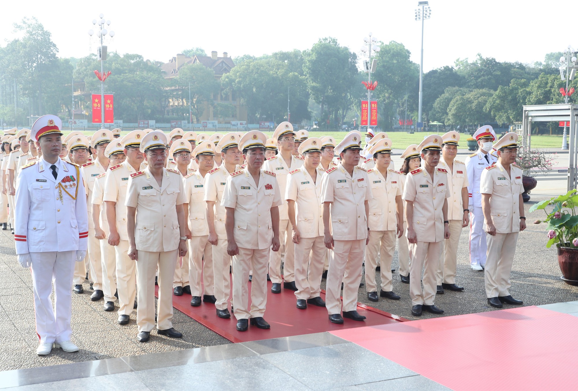 Lãnh đạo Đảng, Nhà nước vào lăng viếng Chủ tịch Hồ Chí Minh - Ảnh 6.