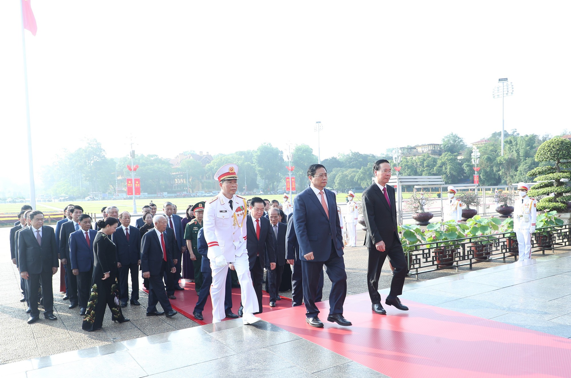 Lãnh đạo Đảng, Nhà nước vào lăng viếng Chủ tịch Hồ Chí Minh - Ảnh 4.