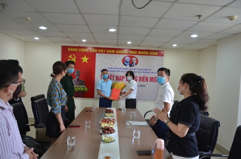 Chi bộ cơ quan Hiệp hội Công nghiệp môi trường Việt Nam tổ chức kết nạp đảng viên mới