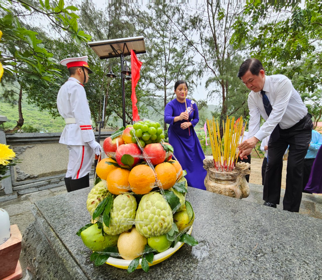 Chủ tịch nước Võ Văn Thưởng viếng, dâng hương tại nghĩa trang Hàng Dương   - Ảnh 10.