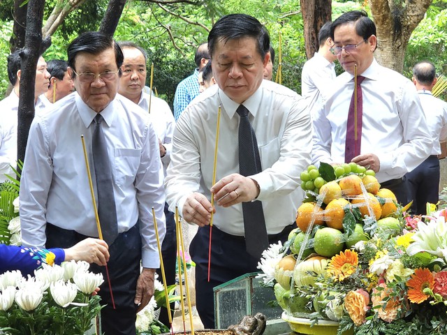 Chủ tịch nước Võ Văn Thưởng viếng, dâng hương tại nghĩa trang Hàng Dương   - Ảnh 3.