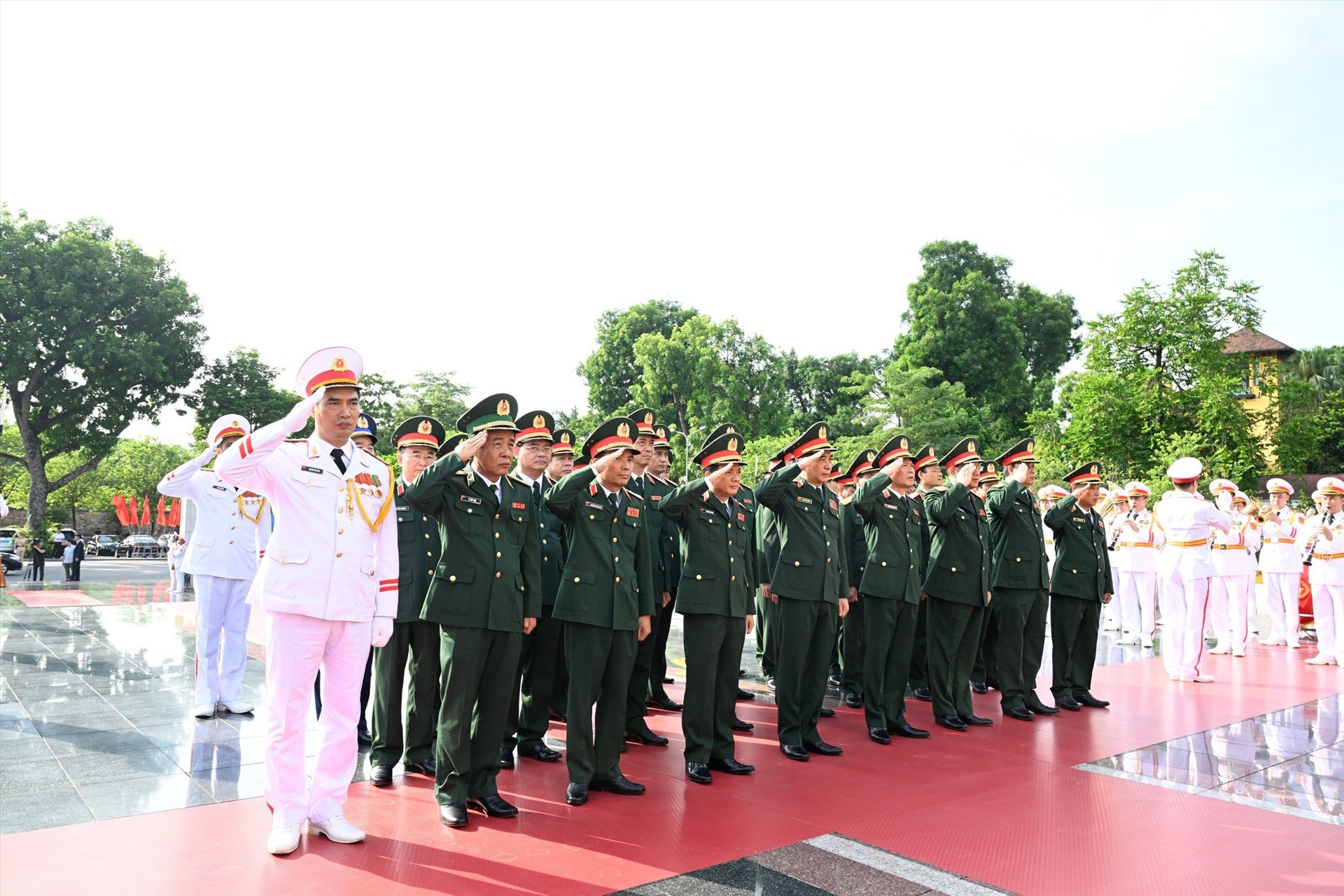  Đoàn đại biểu Quân ủy Trung ương, Bộ Quốc phòng tưởng niệm các Anh hùng liệt sĩ tại Đài tưởng niệm các Anh hùng liệt sĩ trên đường Bắc Sơn. Ảnh: Hải Nguyễn