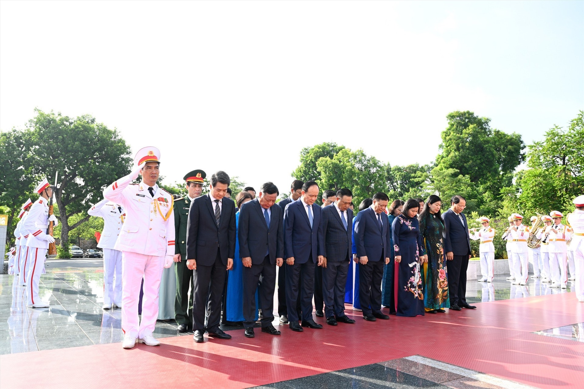  Đoàn đại biểu TP Hà Nội tưởng niệm các Anh hùng liệt sĩ tại Đài tưởng niệm các Anh hùng liệt sĩ trên đường Bắc Sơn. Ảnh: Hải Nguyễn