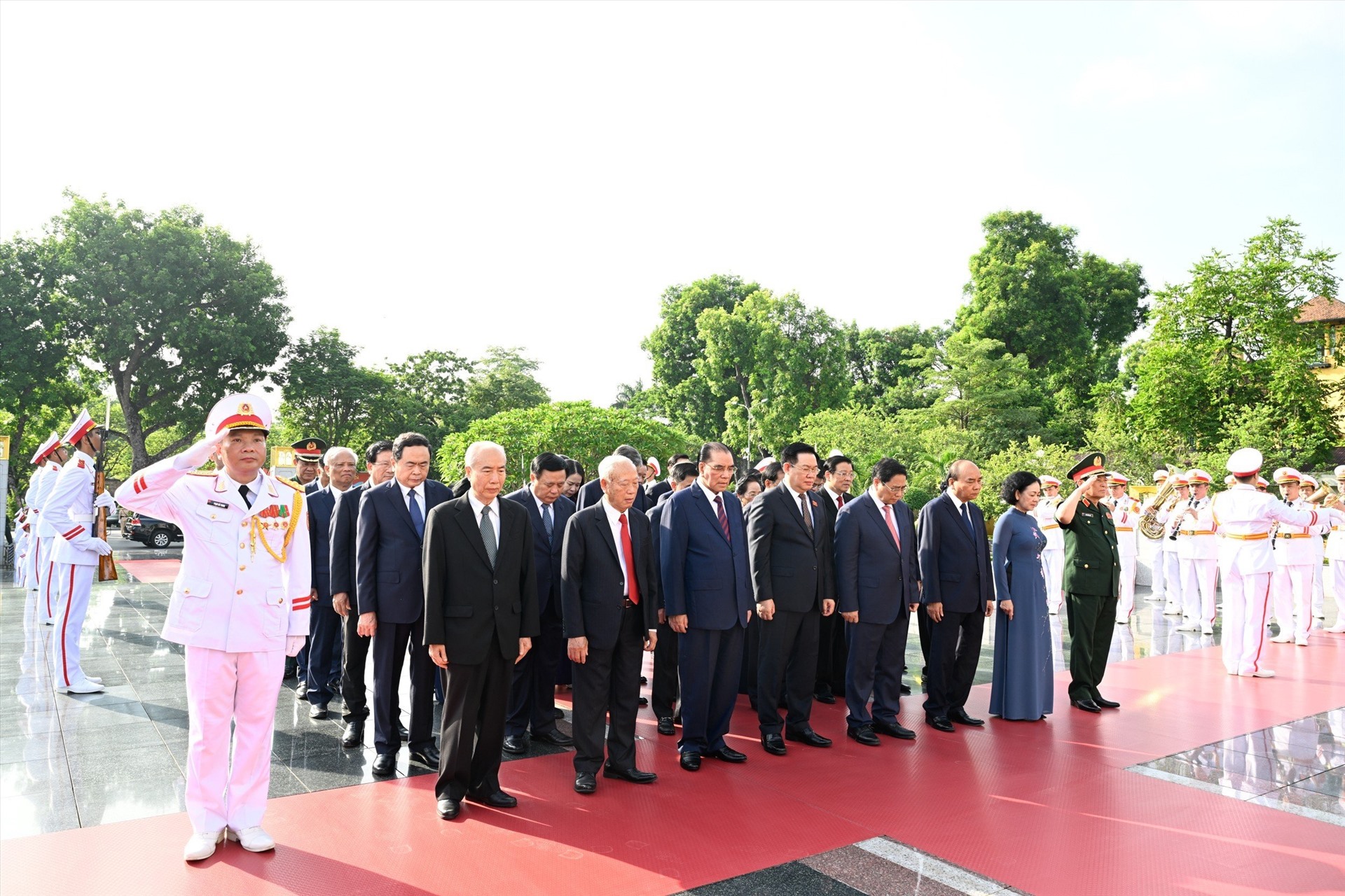  Lãnh đạo Đảng, Nhà nước và các đại biểu tưởng niệm các Anh hùng liệt sĩ tại Đài tưởng niệm các Anh hùng liệt sĩ trên đường Bắc Sơn. Ảnh: Hải Nguyễn