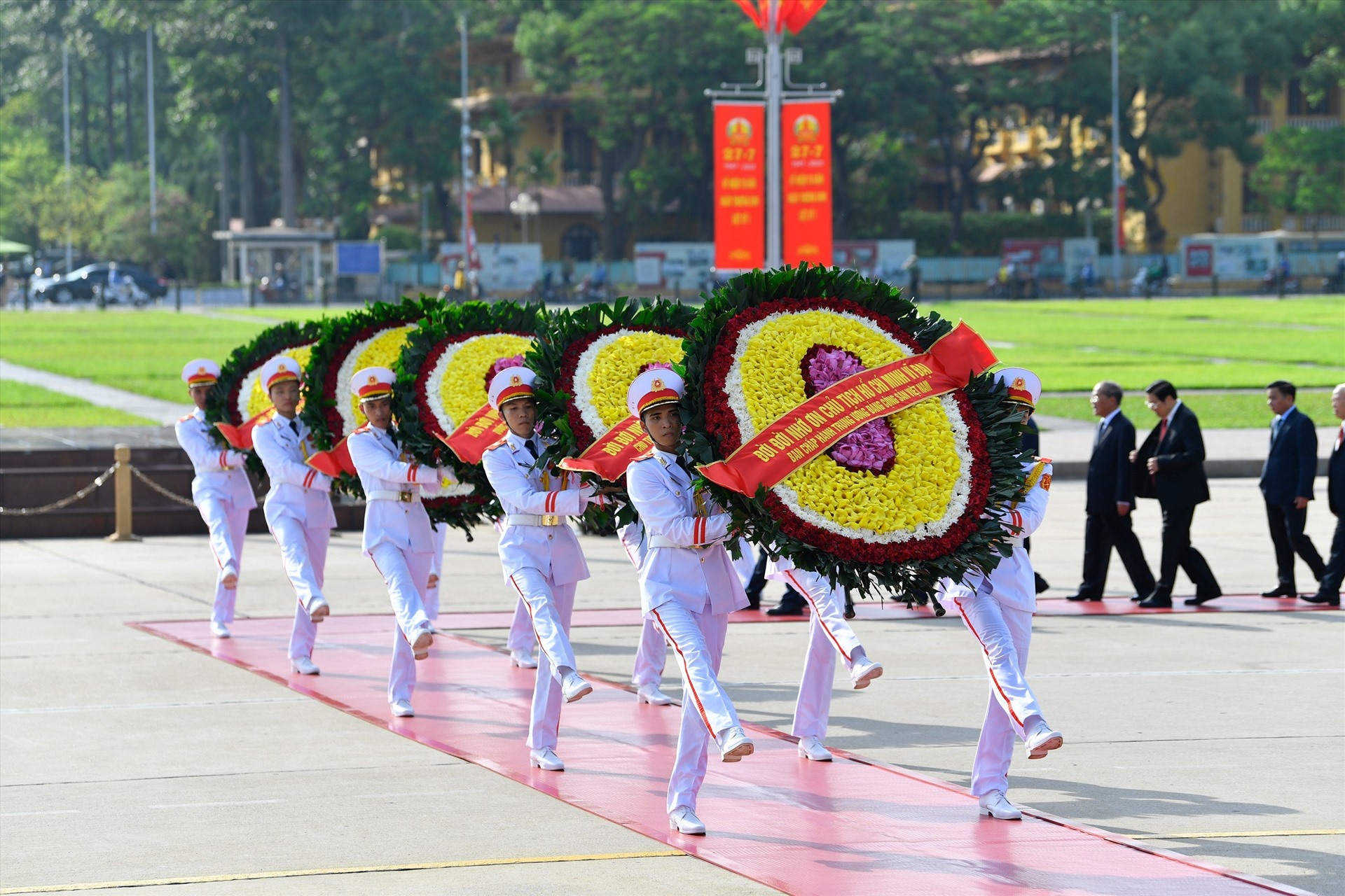  Vòng hoa của Đoàn đại biểu mang dòng chữ: Đời đời nhớ ơn Chủ tịch Hồ Chí Minh vĩ đại. Ảnh: Hải Nguyễn