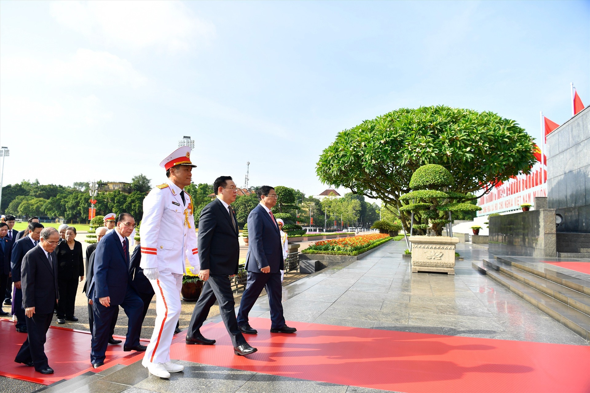 Lãnh đạo Đảng, Nhà nước và các đại biểu vào Lăng viếng Chủ tịch Hồ Chí Minh. Ảnh: Hải Nguyễn